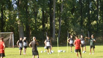 Gustavo Noto trabaja con el plantel en el predio de Don Pedro. Foto: Antonio Spagnuolo Gustavo Noto trabaja con el plantel en el predio de Don Pedro. Foto: Antonio Spagnuolo