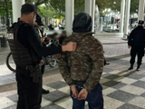 El joven de 18 años fue detenido por la policía de Chubut en la plaza en la que interceptó a dos mujeres que pasaban caminando. 