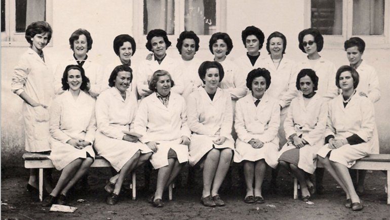 Milenna con maestras escuela N°2