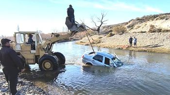 espectacular accidente: se despisto con un siena, cayo a un arroyo y lo sacaron con una excavadora espectacular accidente: se despisto con un siena, cayo a un arroyo y lo sacaron con una excavadora