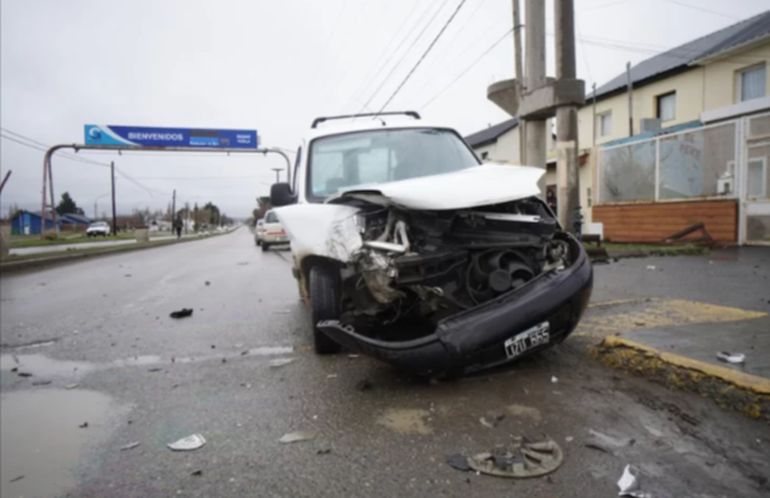 La Partner involucrada en el triple choque en Río Gallegos quedó con el frente destruido. La Partner involucrada en el triple choque en Río Gallegos quedó con el frente destruido.