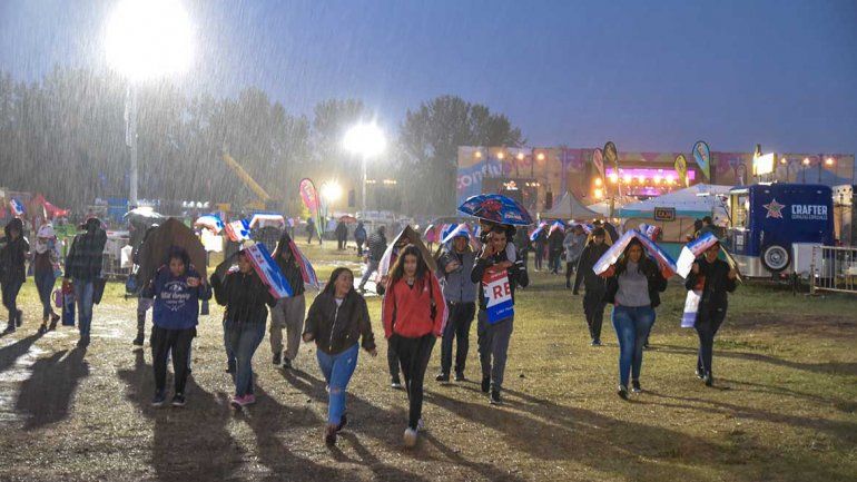 Postergan para el lunes el cierre la Fiesta de la Confluencia: cantarán Lerner y Lali
