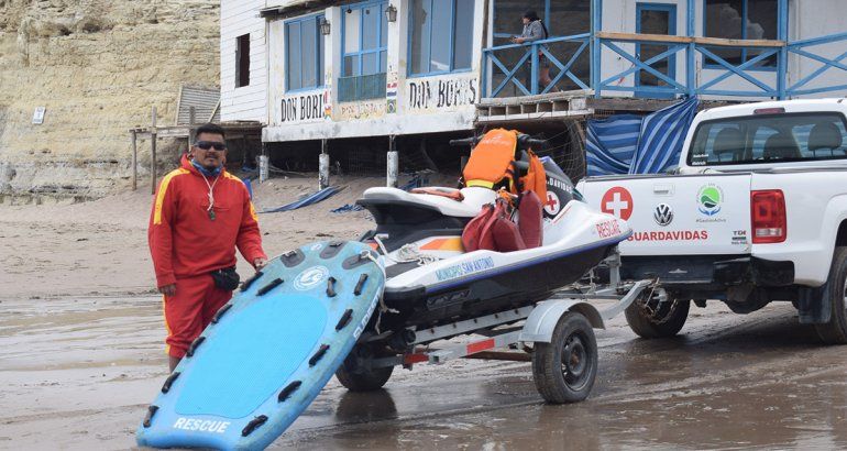 Rosas y la moto de agua. Hace diez años que la conduce y la conoce como si fuera propia.&nbsp;