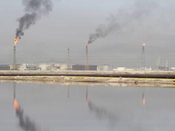 Una vista general muestra un lago de petróleo en la refinería de petróleo de Al-Sheiba, en la ciudad de Basora, en el sur de Irak, 26 de enero de 2016. REUTERS/Essam Al-Sudani/Fotografía de archivo.