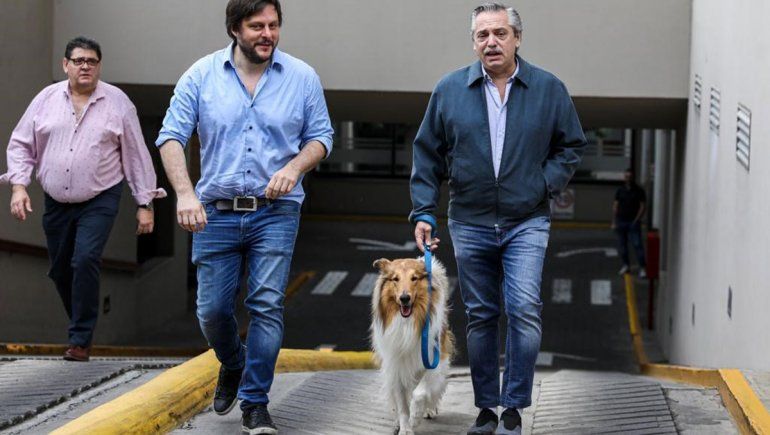 Alberto Fernández paseó a su perro, tocó la guitarra y se emocionó al recordar a Kirchner