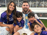 Antonela Roccuzzo, Lionel Messi y sus tres hijos durante el festejo de la obtención de la Copa del Mundo en Qatar 2022