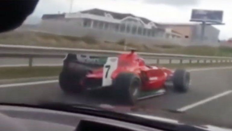 Salió a la ruta con un Fórmula 1 y ahora lo busca la policía