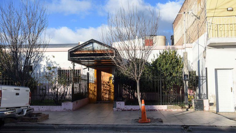 Un hotel tomado tiene en alerta a un barrio céntrico