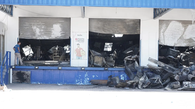 El día después del incendio que dejó un barrio conmocionado y miles de pérdidas materiales