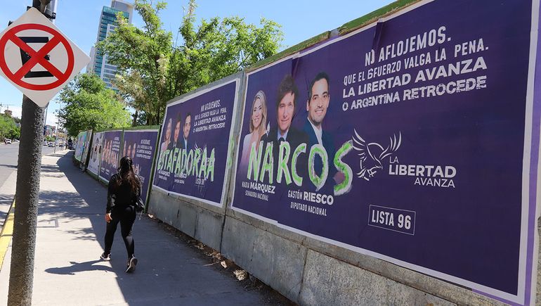 Los escraches a La Libertad Avanza en los afiches séxtuples en la ciudad de Neuquén. Los escraches a La Libertad Avanza en los afiches séxtuples en la ciudad de Neuquén.