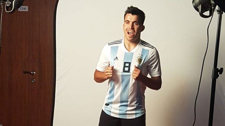 El Huevo Acuña posó para las fotos individuales de FIFA.