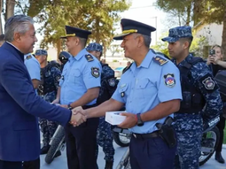 El gobernador Rolando Figueroa presidió la actividad oficial donde se hizo entrega de equipamiento esencial para el trabajo diario de la Policía. El gobernador Rolando Figueroa presidió la actividad oficial donde se hizo entrega de equipamiento esencial para el trabajo diario de la Policía.