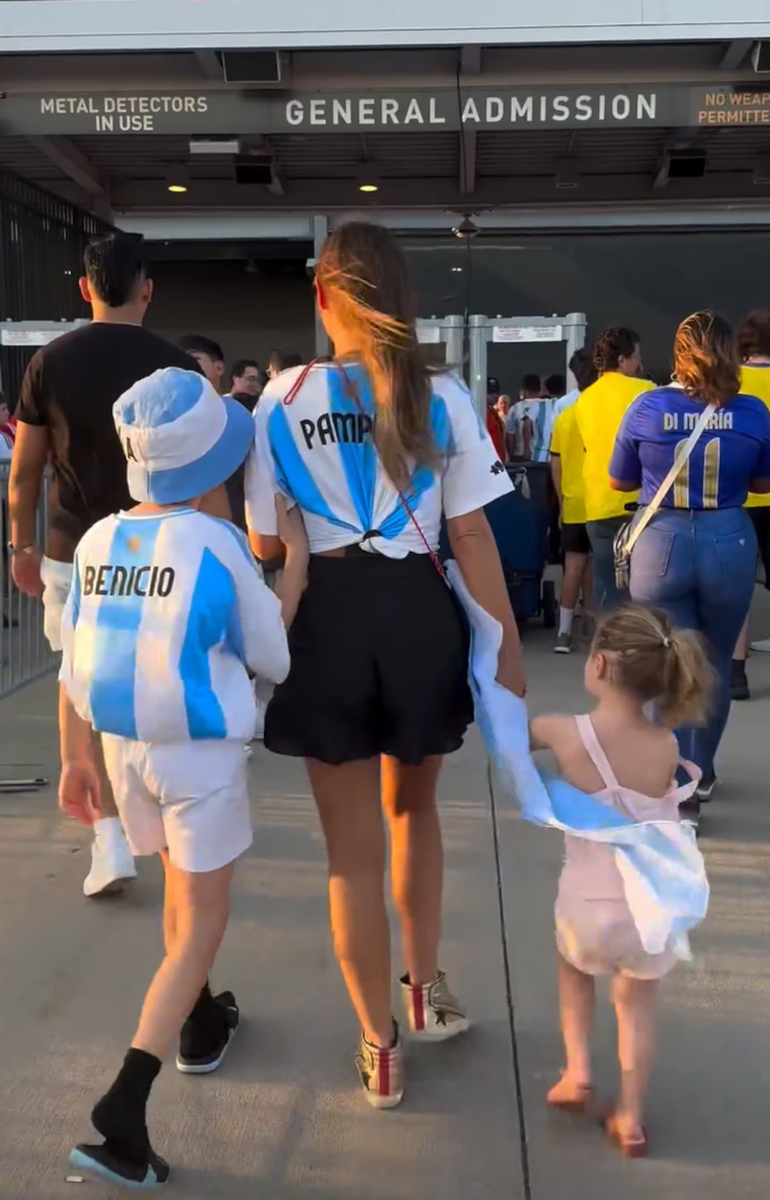Pampita llegando al estadio acompañada por sus hijos. Pampita llegando al estadio acompañada por sus hijos.