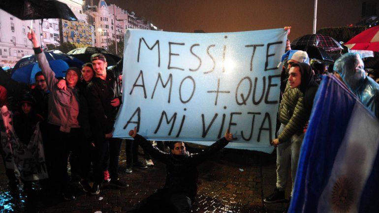 La lluvia constante no fue un impedimento para que los hinchas se acercaran al Obelisco a pedir la continuidad de Messi en la Selección argentina. ¿Lio les dará el gusto?