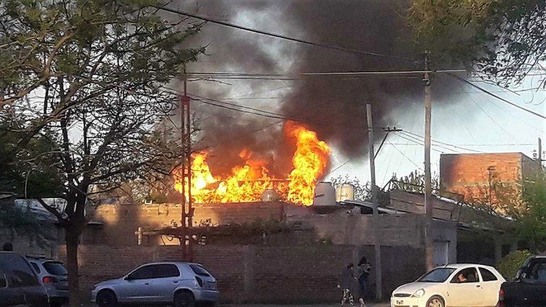 Un devastador incendio dejó sin nada a dos hermanos cipoleños