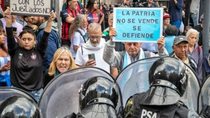 incidentes en plaza de mayo: masiva movilizacion contra la condena de cristina kirchner