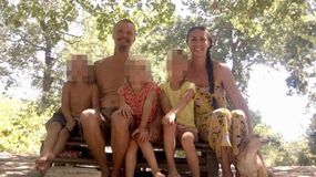 La familia cría animales de granja y subsiste principalmente de frutas y verduras de cultivo propio en el bosque de Italia donde vive. | LM Neuquen La familia cría animales de granja y subsiste principalmente de frutas y verduras de cultivo propio en el bosque de Italia donde vive.