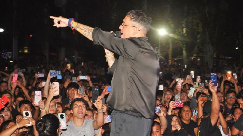 Seba Mendoza artista local que volvió y la rompió en la Expo Cultural de Mariano Moreno. | LM Neuquen Seba Mendoza artista local que volvió y la rompió en la Expo Cultural de Mariano Moreno.