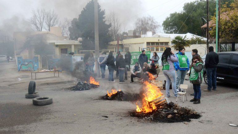 El corte de la calle El Chocón generó el rechazo de los vecinos de la cuadra.