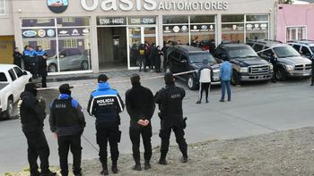 Policía de Santa Cruz en la concesionaria de Roberto Neil en Río Gallegos. Policía de Santa Cruz en la concesionaria de Roberto Neil en Río Gallegos.