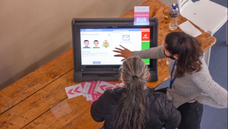 La boleta electrónica se presentó como un desafío para los adultos mayores