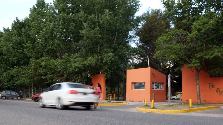 La escuela de remo funciona en uno de los clubes ribereños más tradicionales de Neuquén capital