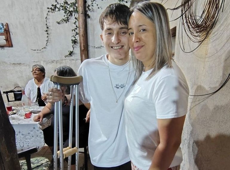 Thiago junto a su madre Ailén.
