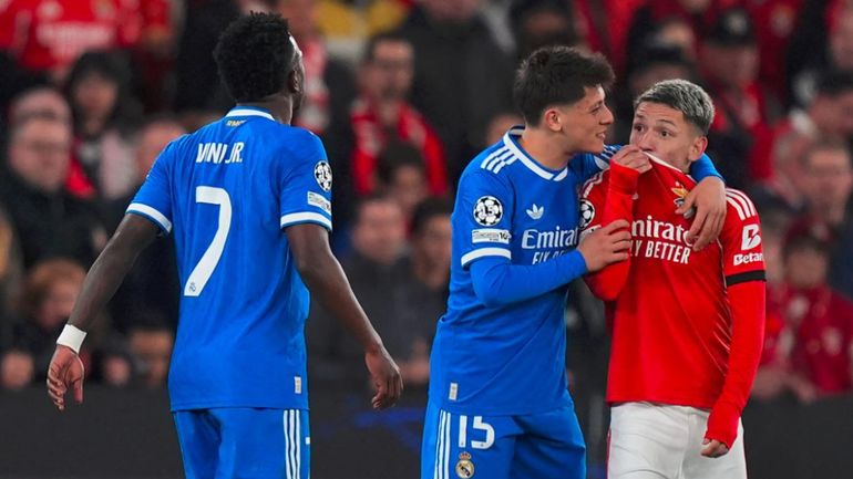 En Real Madrid vs Benfica se activó el protocolo antiracismo por un incidente con Vinicius.