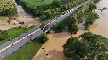 El derrumbe del puente generó un gran problema para el tránsito en la principal autopista del oeste de Venezuela. El derrumbe del puente generó un gran problema para el tránsito en la principal autopista del oeste de Venezuela.