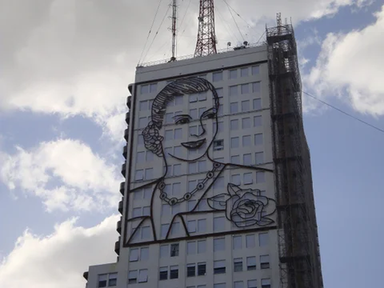 El ex edificio de Desarrollo Social tiene casi 90 años de historia y la imágen de Evita más de 70.