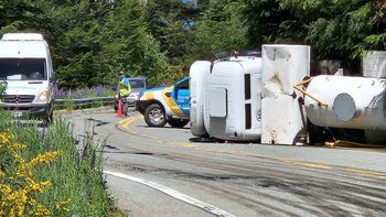volco un camion cisterna en ruta siete lagos: piden precaucion al transitar por ruta 40 volco un camion cisterna en ruta siete lagos: piden precaucion al transitar por ruta 40