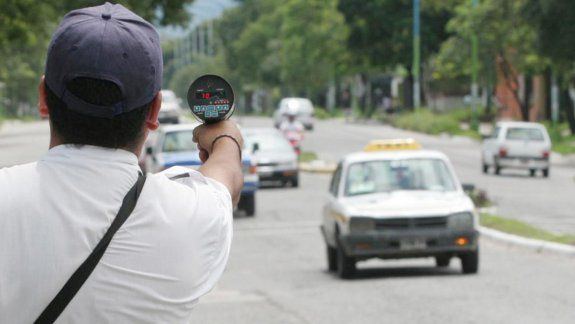 Quien circule en la ciudad a más de 40 km/h podría ser multado y para volver a sacar el carnet tendrá que pagar.
