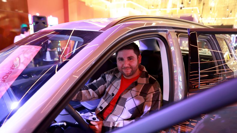 El flamante ganador se llevó la camioneta 0 km este viernes.&nbsp;
