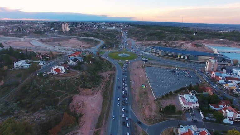 En los horarios pico se forman largas filas de vehículos en el ingreso norte a la capital y la impaciencia se adueña de los automovilistas . Con un puente viaducto se acabarían los problemas.