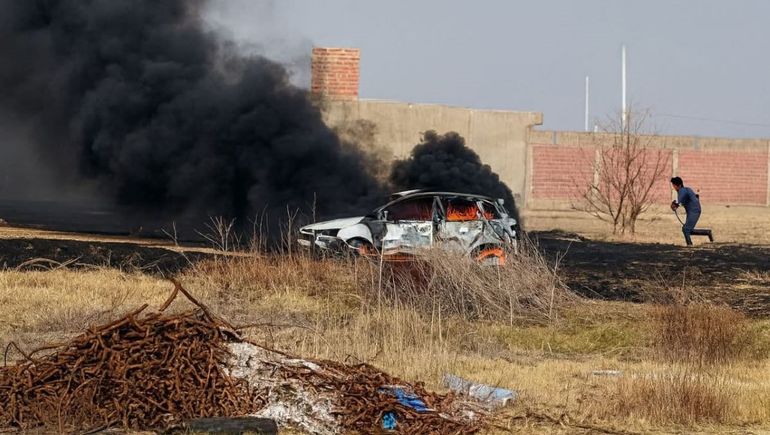 Un auto explotó durante el incendio que afectó a un extenso territorio.