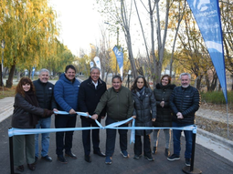 Mariano Gaido y Rolando Figueroa inauguraron una obra juntoa a otros funcionarios.