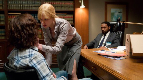 La película norteamericana recrea escenas emblemáticas de El secreto de sus ojos, como la de la provocación de la fiscal para que declare el asesino.