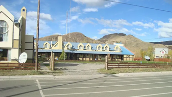 El hotel de montaña La Aldea, de los Kirchner, antes de su decadencia: está cerrado desde 2016 y lleva tres años usurpado.  El hotel de montaña La Aldea, de los Kirchner, antes de su decadencia: está cerrado desde 2016 y lleva tres años usurpado.