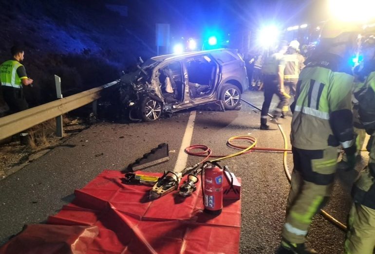 Los ladrones escaparon a toda velocidad tras asaltar la farmacia pero chocaron de frente con un auto manejado por un policía en una autopista de Málaga.