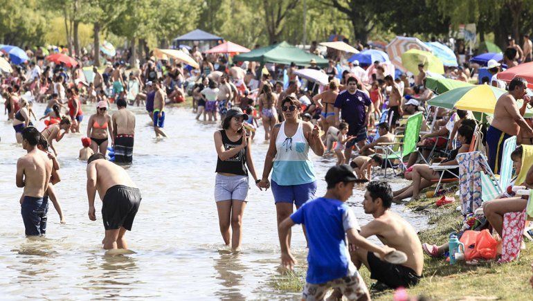 La temperatura rozó los 40°C y se coparon todos los balnearios