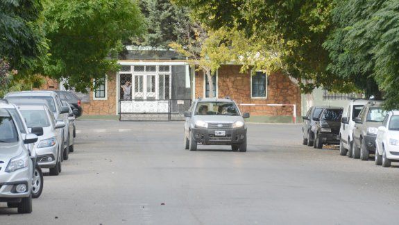 Grandes predios, como la Unidad 9 y el Cementerio Central, espacios municipales y algunos sectores de la ciudad, impiden circular con naturalidad por importantes calles. Para algunos vecinos, ya es normal.