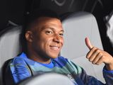 Mbappé en el banco de suplentes del Madrid. El francés ingresó en el segundo tiempo. 