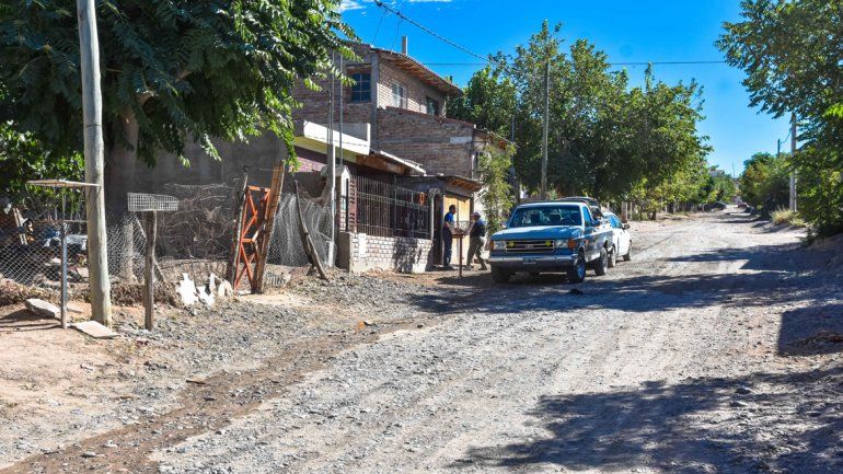 Mataron a puñaladas a un joven en la puerta de su casa: buscan a una mujer y dos hombres