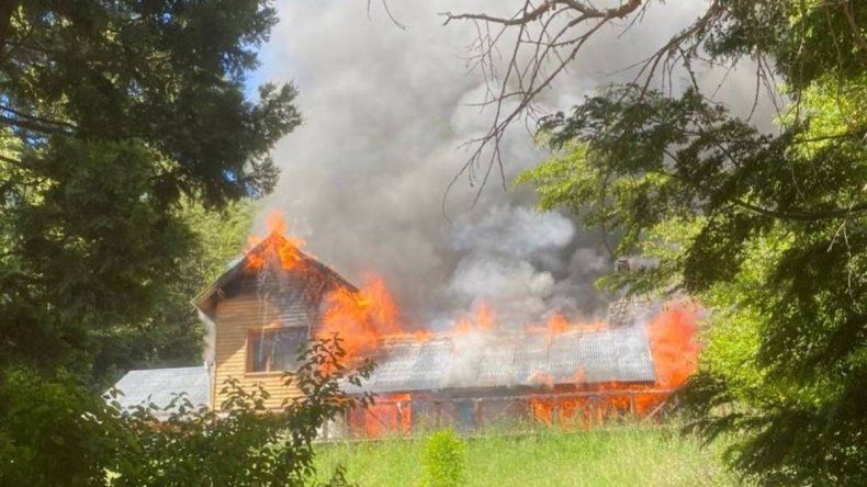 Voraz incendio destruyó una cabaña en Villa La Angostura | LM Neuquen Voraz incendio destruyó una cabaña en Villa La Angostura