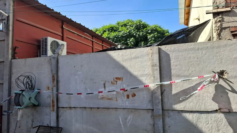El tapial al que subió el joven que terminó electrocutado fue peritado por Bomberos quienes determinaron que fue accidental.