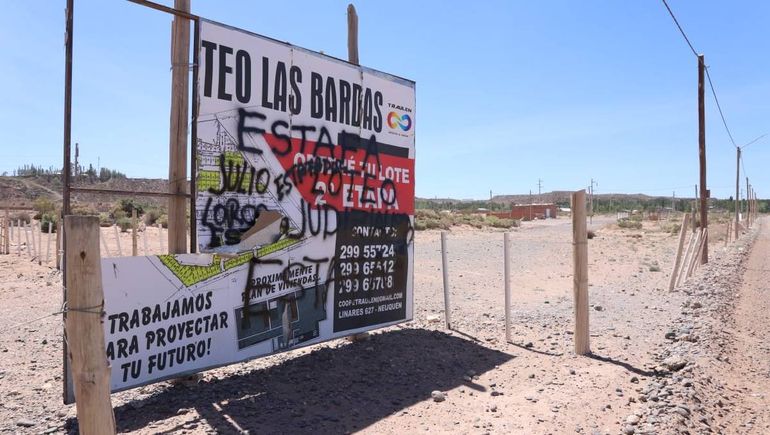 Los compradores de lotes en Las Bardas están en carácter de condominio, porque hay una sucesión en curso y la Municipalidad de Neuquén pidió la expropiación de esas tierras. Los compradores de lotes en Las Bardas están en carácter de condominio, porque hay una sucesión en curso y la Municipalidad de Neuquén pidió la expropiación de esas tierras.
