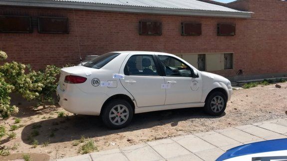 El móvil 08 del remisero asesinado anoche en Plaza Huincul.