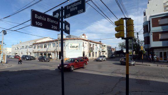 El hombre se quedó dormido en la esquina de Bahía Blanca y Mitre.&nbsp;