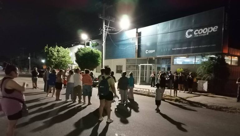 Nuevo reclamo de los vecinos de Plottier por los cortes de luz.&nbsp;