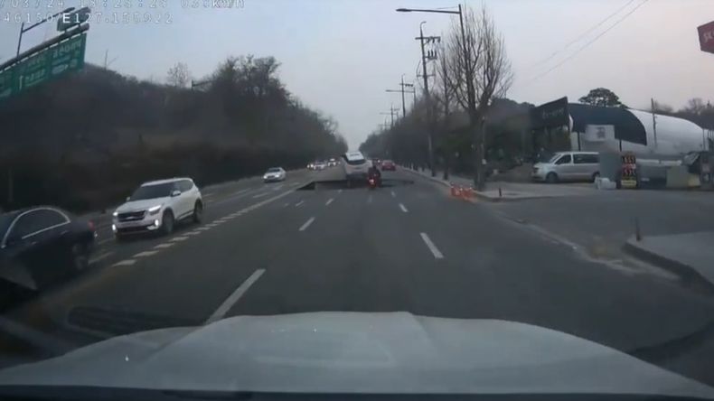 Un video grabado por la cámara de un automóvil muestra el momento en el que se generó el agujero en la calle.